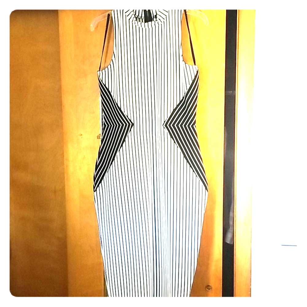 Flattering black & white fitted dress